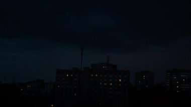 Gece gökyüzünde şimşekler çakar gök gürültüsü bulutları arasında.