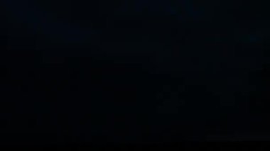 Gece gökyüzünde şimşekler çakar gök gürültüsü bulutları arasında.