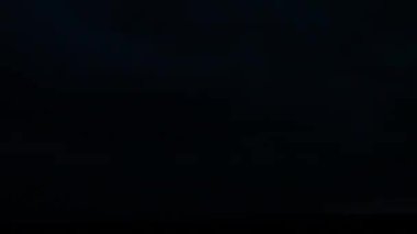 Gece gökyüzünde şimşekler çakar gök gürültüsü bulutları arasında.