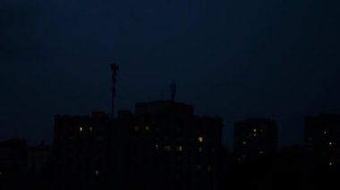 Gece gökyüzünde şimşekler çakar gök gürültüsü bulutları arasında.