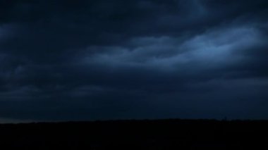 Gece gökyüzünde şimşekler çakar gök gürültüsü bulutları arasında.