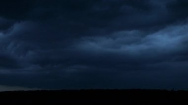 Gece gökyüzünde şimşekler çakar gök gürültüsü bulutları arasında.