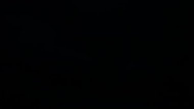 Gece gökyüzünde şimşekler çakar gök gürültüsü bulutları arasında.