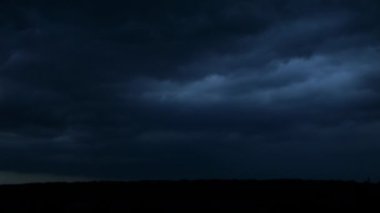 Gece gökyüzünde şimşekler çakar gök gürültüsü bulutları arasında.