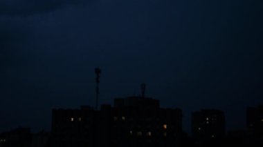 Gece gökyüzünde şimşekler çakar gök gürültüsü bulutları arasında.
