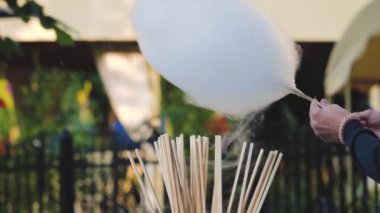 Pamuk şekeri parkta satışa hazırlama süreci.