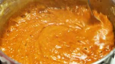 Tavada karamel kaynatma, yemek pişirme süreci..