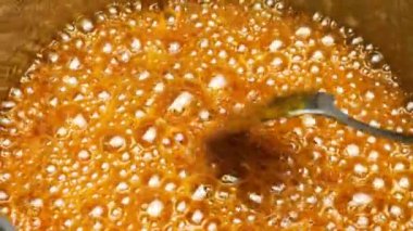 Tavada karamel kaynatma, yemek pişirme süreci..