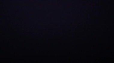 Gece gökyüzünde şimşekler çakar gök gürültüsü bulutları arasında.
