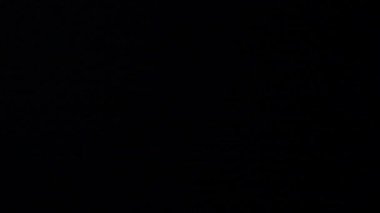 Gece gökyüzünde şimşekler çakar gök gürültüsü bulutları arasında.