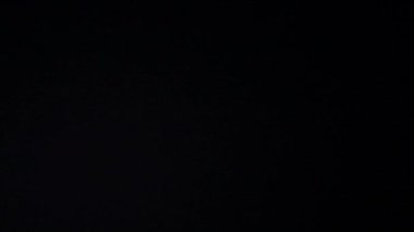 Gece gökyüzünde şimşekler çakar gök gürültüsü bulutları arasında.