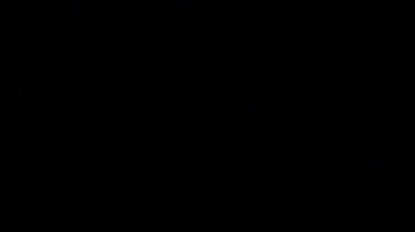 Gece gökyüzünde şimşekler çakar gök gürültüsü bulutları arasında.