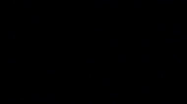 Gece gökyüzünde şimşekler çakar gök gürültüsü bulutları arasında.