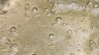 Metal bir tavada kaynatılmış şeker pekmezi. Yavaş çekim.