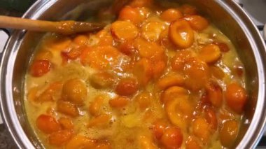 Metal bir tavada kayısı reçeli yapma süreci. Reçel tavada pişiyor..