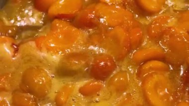 Metal bir tavada kayısı reçeli yapma süreci. Reçel tavada pişiyor..