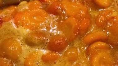 Metal bir tavada kayısı reçeli yapma süreci. Reçel tavada pişiyor..