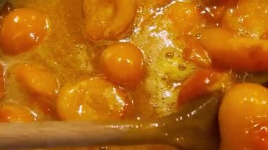Metal bir tavada kayısı reçeli yapma süreci. Reçel tavada pişiyor..