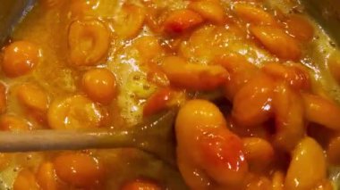 Metal bir tavada kayısı reçeli yapma süreci. Reçel tavada pişiyor..