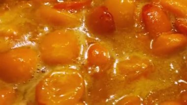 Metal bir tavada kayısı reçeli yapma süreci. Reçel tavada pişiyor..