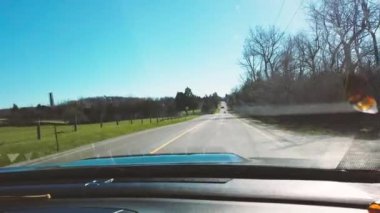 İlkbaharda Toronto bölgesinde Ontario yolları boyunca araba sürerken.