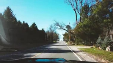 İlkbaharda Toronto bölgesinde Ontario yolları boyunca araba sürerken.