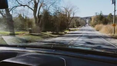 ONTARIO, CANADA - 20 Nisan 2024: İlkbaharda Toronto bölgesinde Ontario yolları boyunca araba sürmek.