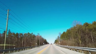 ONTARIO, CANADA - 20 Nisan 2024: İlkbaharda Toronto bölgesinde Ontario yolları boyunca araba sürmek.