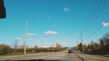 İlkbaharda Toronto bölgesinde Ontario yolları boyunca araba sürerken.