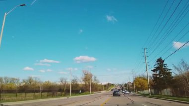 ONTARIO, CANADA - 20 Nisan 2024: Kanada 'nın Ontario eyaletinin yollarında arabayla sürüş.