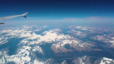 Toronto 'dan Vancouver, Kanada' ya uçuş sırasında bir uçak penceresinden Vancouver bölgesinin görüntüsü.