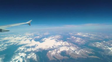 Toronto 'dan Vancouver, Kanada' ya uçuş sırasında bir uçak penceresinden Vancouver bölgesinin görüntüsü.