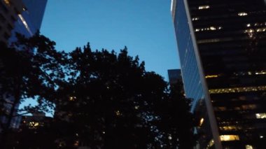 VANCOUVER, Kanada - 19 Temmuz 2024: Vancouver gökdelenlerinin akşam ışıkları, British Columbia, Kanada.