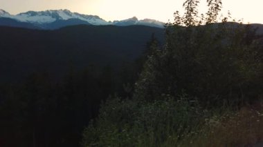 Squamish, British Columbia, Kanada 'daki dağların panoramik manzarası.