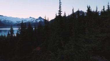 Squamish, British Columbia, Kanada 'daki dağların panoramik manzarası.
