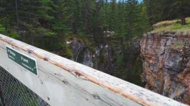 Kanada Alberta 'daki Jasper Ulusal Parkı' ndaki Maligne Canyon 'da kayaların arasında kayalıklarda ve dağ nehrinde güzel bir yarık oluştu. Gözlem güvertesinin üst görüntüsü.