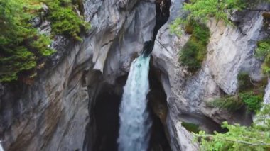 Alberta, Kanada 'daki Jasper Ulusal Parkı' ndaki Maligne Canyon Şelalesi. Gözlem güvertesinin üst görüntüsü.