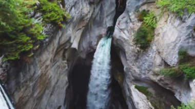 Alberta, Kanada 'daki Jasper Ulusal Parkı' ndaki Maligne Canyon Şelalesi. Gözlem güvertesinin üst görüntüsü.
