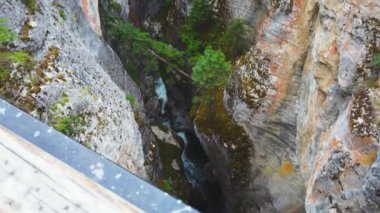 Kanada Alberta 'daki Jasper Ulusal Parkı' ndaki Maligne Canyon 'da kayaların arasında kayalıklarda ve dağ nehrinde güzel bir yarık oluştu. Gözlem güvertesinin üst görüntüsü.