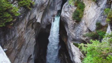 Alberta, Kanada 'daki Jasper Ulusal Parkı' ndaki Maligne Canyon Şelalesi. Gözlem güvertesinin üst görüntüsü.