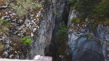 Alberta, Kanada 'daki Jasper Ulusal Parkı' ndaki Maligne Canyon Şelalesi. Gözlem güvertesinin üst görüntüsü.