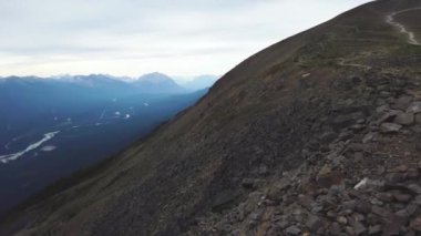 Kanada, Alberta 'daki Jasper Ulusal Parkı' ndaki Whistler Zirvesi Yolu 'ndan panoramik manzara.