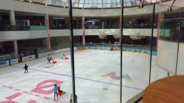 EDMONTON, CANADA - 17 Temmuz 2024: Buz Sarayı Paten Pisti ve Hokey Stadyumu, Batı Edmonton Alışveriş Merkezi, Edmonton, Alberta, Kanada.