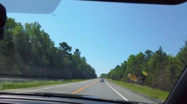 Kanada, Ontario 'da Sudbury' ye giden manzaralı bir yolda ilerliyoruz..