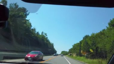 ONTARIO, CANADA - 3 Ağustos 2024: Kanada 'nın Ontario kentindeki Sudbury' ye doğru giden manzaralı bir yol.