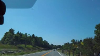 Kanada, Ontario 'da Sudbury' ye giden manzaralı bir yolda ilerliyoruz..