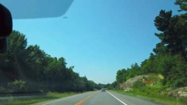 Kanada, Ontario 'da Sudbury' ye giden manzaralı bir yolda ilerliyoruz..