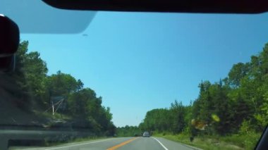 Kanada, Ontario 'da Sudbury' ye giden manzaralı bir yolda ilerliyoruz..