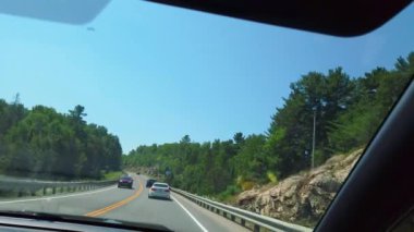 ONTARIO, CANADA - 3 Ağustos 2024: Kanada 'nın Ontario kentindeki Sudbury' ye doğru giden manzaralı bir yol.