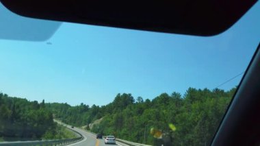 Kanada, Ontario 'da Sudbury' ye giden manzaralı bir yolda ilerliyoruz..